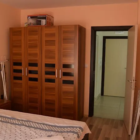 Admiral Plaza شقة